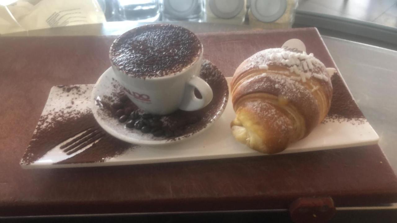 Colazione con cappuccino e cornetto